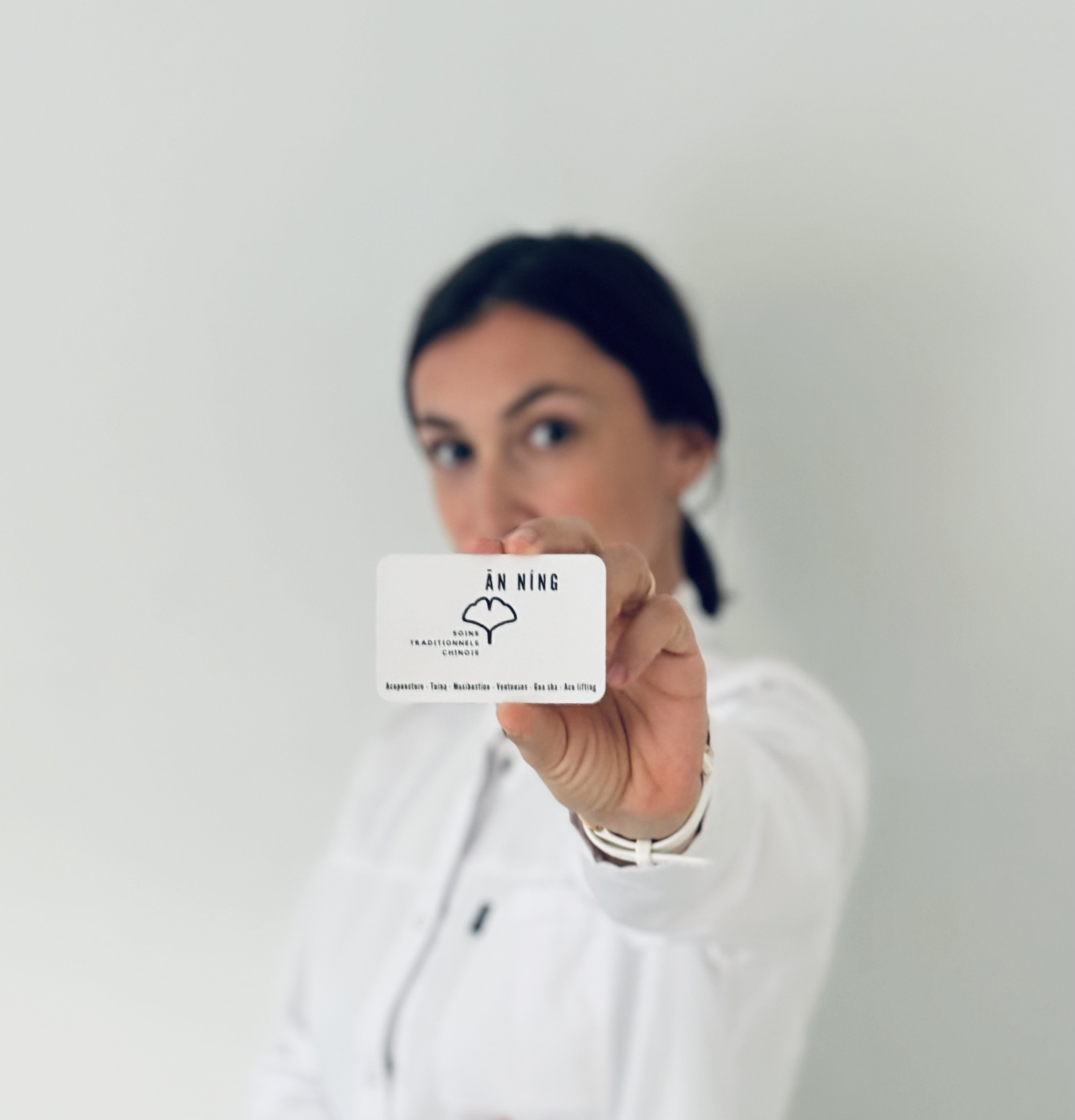 Cyrielle qui présente sa carte de visite sur laquelle on voit clairement marqué Ān Níng